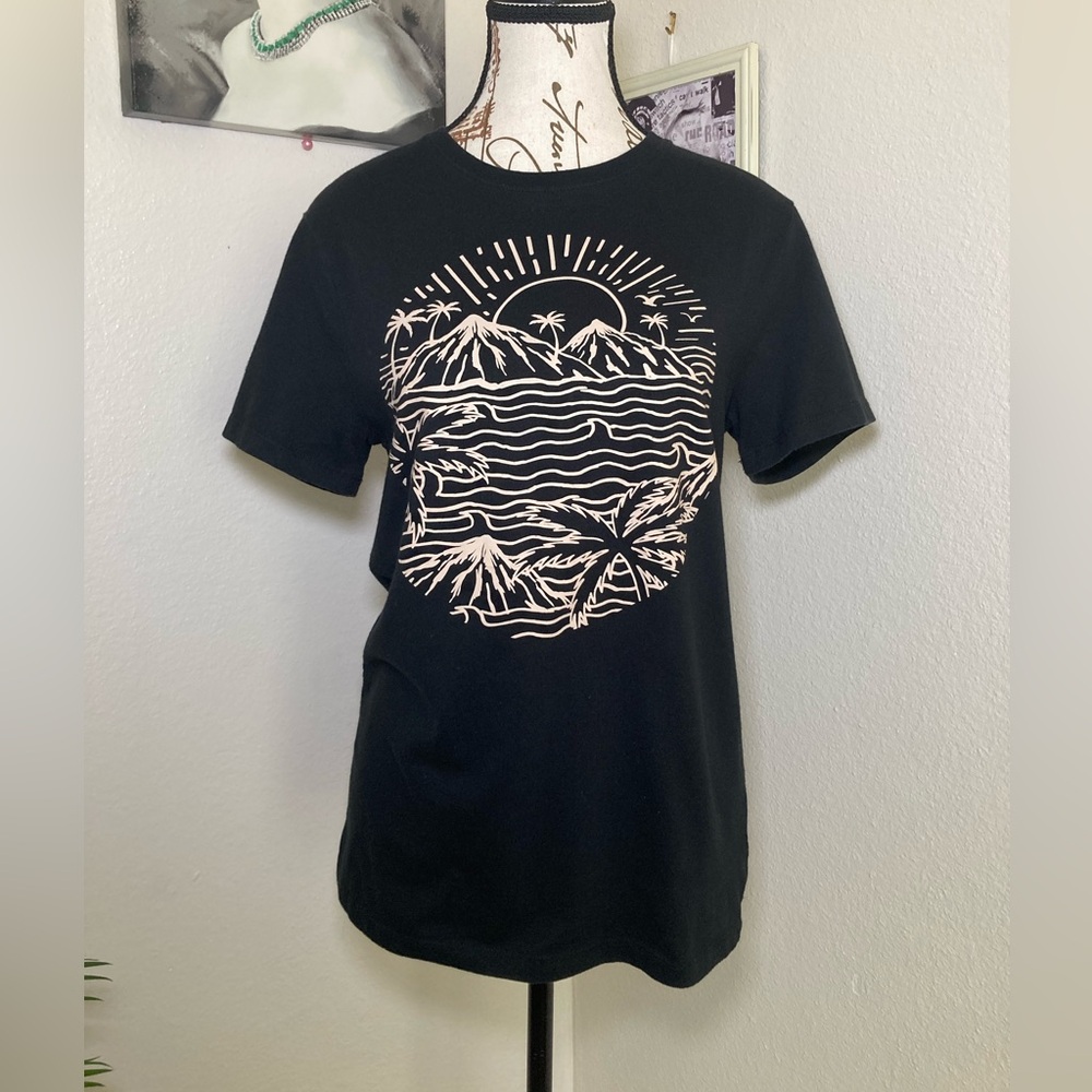 Goodfellow & Co. island graphic tee Small
